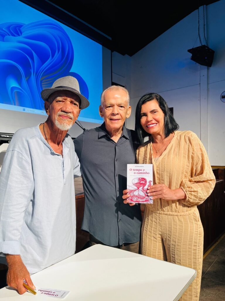 lancamento-do-novo-livro-de-otavio-mota-reune-artistas-e-publico-no-theatro-municipal