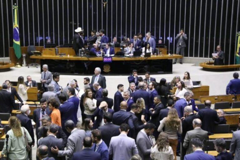 reforma-administrativa-na-camara-preve-corte-de-salarios-e-jornada-de-servidores-publicos