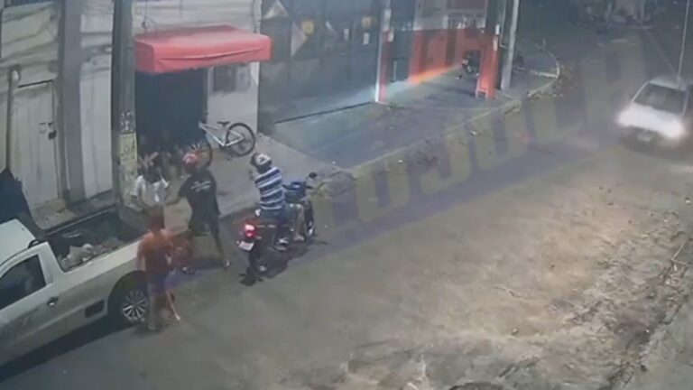 ataque-relampago:-criminosos-em-moto-assaltam-quatro-pessoas-na-boca-do-rio;-veja-o-video