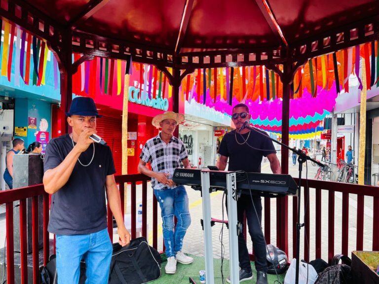 forro-no-calcadao-anima-o-centro-e-impulsiona-o-comercio-em-valenca