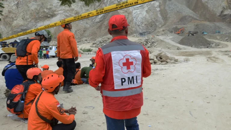 apos-7-horas,-corpo-de-juliana-marins-e-resgatado-de-vulcao-na-indonesia