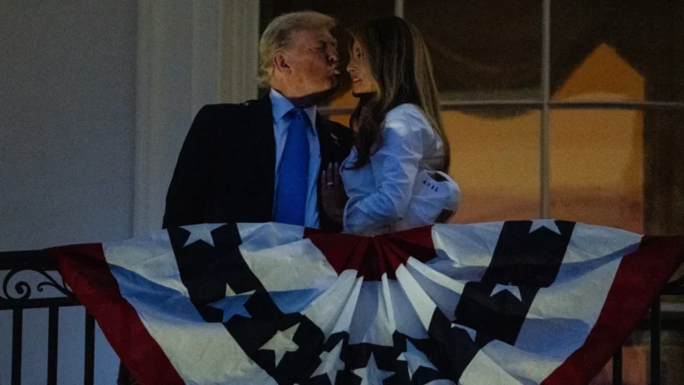 trump-agarra-e-beija-melania-e-o-momento-viraliza;-video