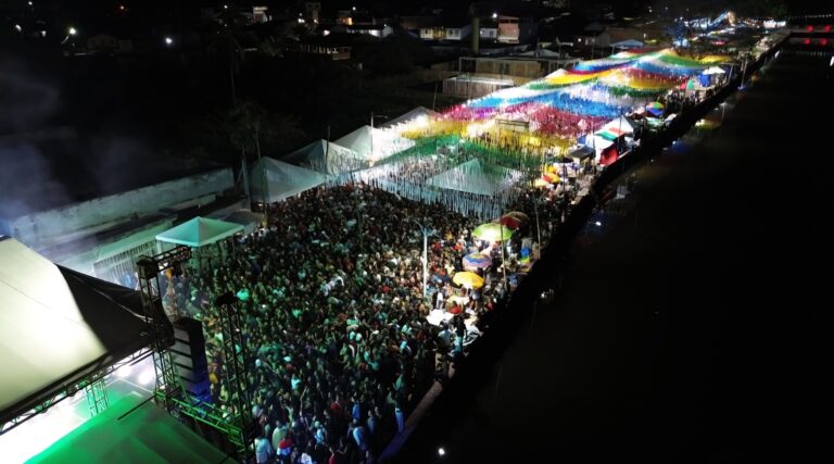 segunda-noite-do-sao-pedro-de-nilo-pecanha-lota-a-orla-e-e-marcada-por-shows-memoraveis