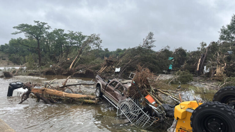 mortes-sobem-a-79-e-trump-declara-emergencia-por-inundacoes-no-texas