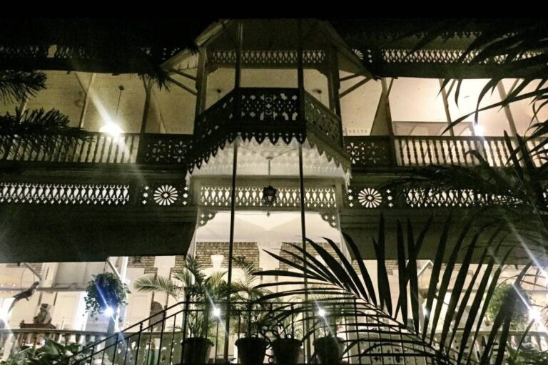 hotel-historico-e-incendiado-em-onda-de-violencia-na-capital-do-haiti