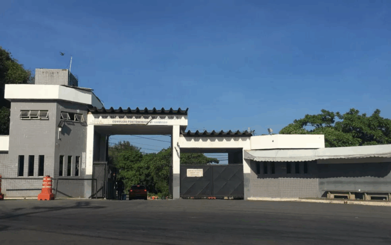 major-da-pm-e-preso-ao-tentar-entregar-celular-a-detento-em-presidio-de-salvador