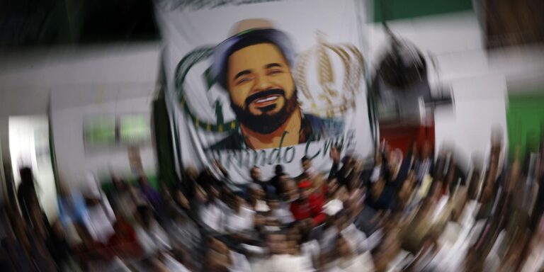 fas-e-amigos-prestam-ultimas-homenagens-a-arlindo-cruz