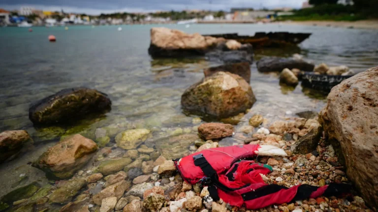 naufragio-de-barco-com-migrantes-em-ilha-na-italia-mata-ao-menos-20-pessoas