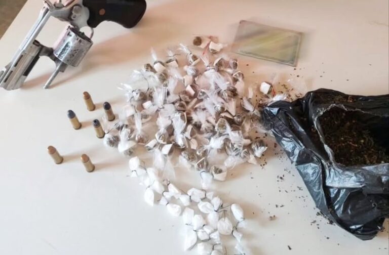 policia-militar-prende-dois-homens-com-arma-e-drogas-em-operacao-em-valenca