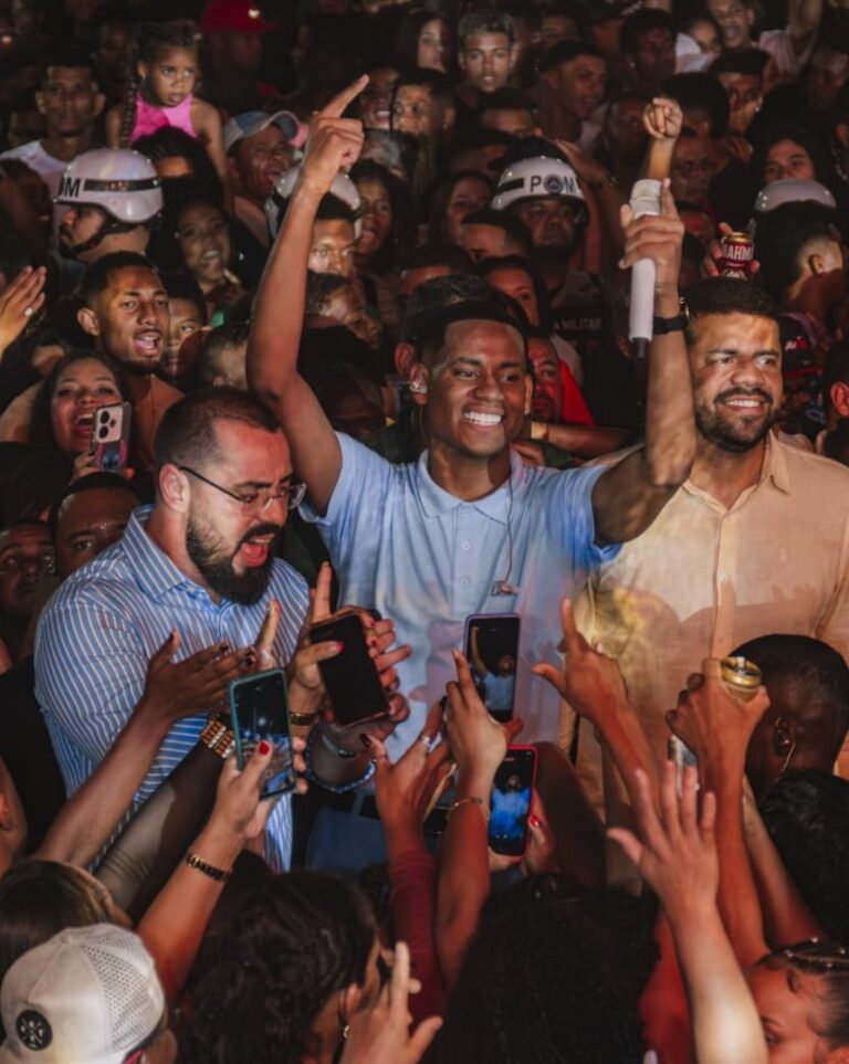 neto-britto-entrega-show-emocionante-no-dique-de-itubera-e-homenageia-tecnico-de-som-falecido