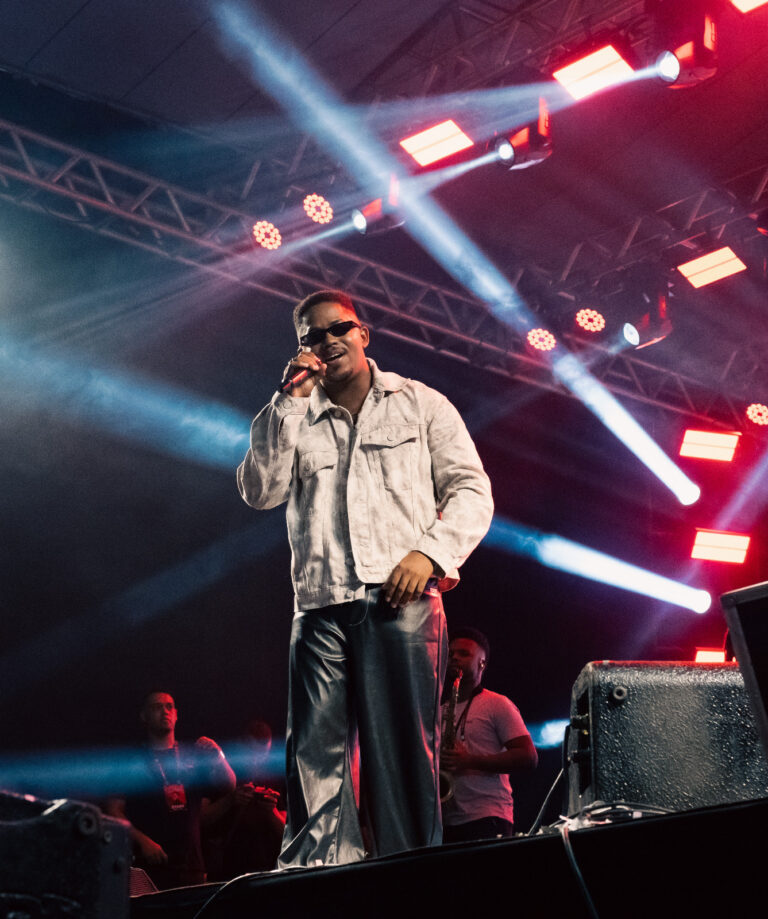 cantor-rosiel-emociona-publico-em-show-na-sua-terra-natal,-itubera