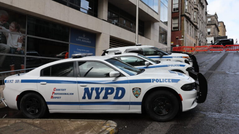 Atiradores abrem fogo em restaurante em Nova York, matam 3 e ferem 8 atiradores-abrem-fogo-em-restaurante-em-nova-york,-matam-3-e-ferem-8