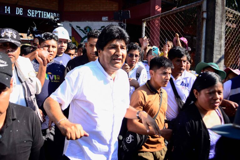 Evo diz que pleito na Bolívia é ilegítimo; candidato de esquerda, seu ex-aliado, é apedrejado evo-diz-que-pleito-na-bolivia-e-ilegitimo;-candidato-de-esquerda,-seu-ex-aliado,-e-apedrejado