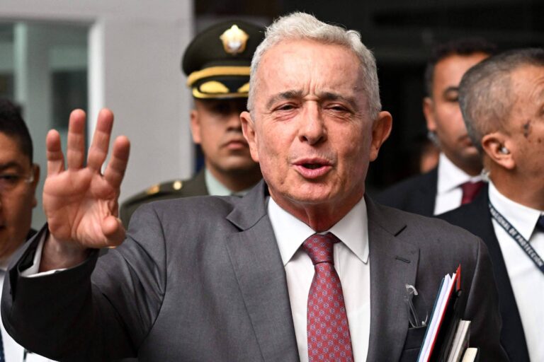 Justiça da Colômbia ordena libertação imediata do ex-presidente Álvaro Uribe justica-da-colombia-ordena-libertacao-imediata-do-ex-presidente-alvaro-uribe