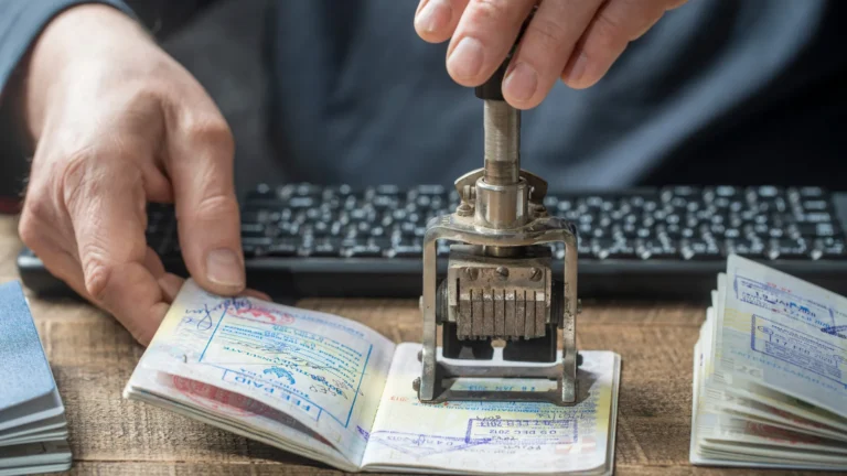 eua-iniciam-revisao-de-vistos-a-procura-de-violacoes,-e-brasileiros-podem-ser-afetados