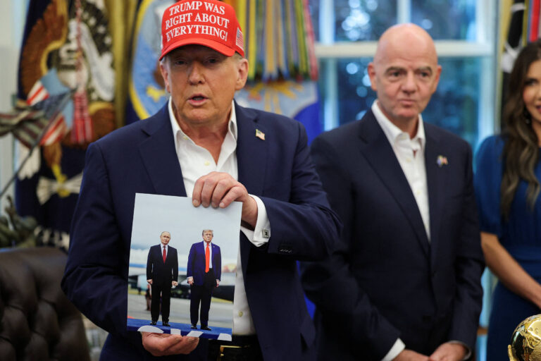 Trump exibe foto enviada por Putin de encontro no Alasca e elogia russo; veja vídeo trump-exibe-foto-enviada-por-putin-de-encontro-no-alasca-e-elogia-russo;-veja-video