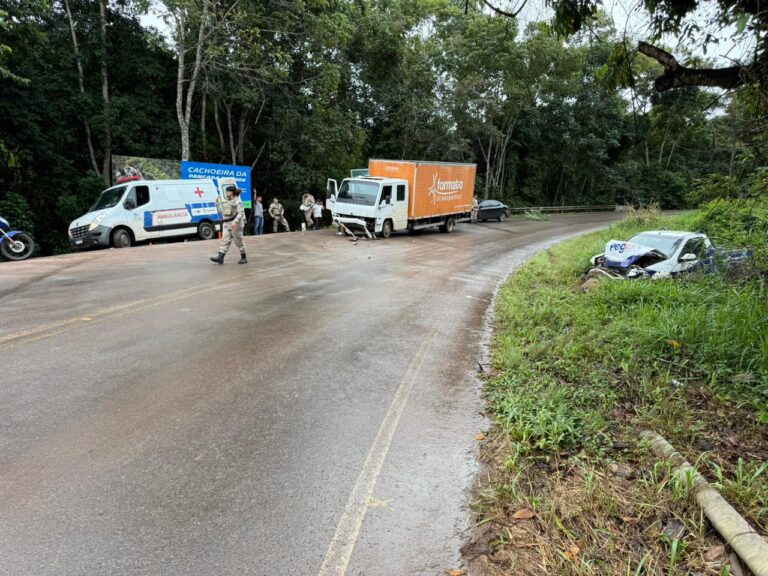 acidente-na-ba-001,-na-curva-da-vila-4,-envolve-caminhao-e-veiculo-da-empresa-peg&lev