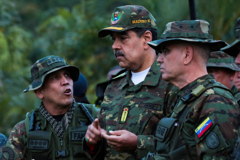 Venezuela mobiliza Marinha após deslocamento militar dos EUA ao Caribe venezuela-mobiliza-marinha-apos-deslocamento-militar-dos-eua-ao-caribe