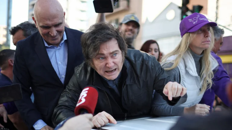 um-dia-apos-pedrada-contra-milei,-irma-e-retirada-as-pressas-de-outro-evento-na-argentina