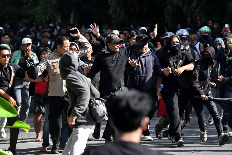 protestos-na-indonesia-extrapolam-causa-inicial,-e-presidente-cancela-ida-a-china