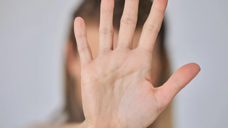 homem-e-detido-apos-esfaquear-e-atirar-esposa-pela-janela-na-espanha