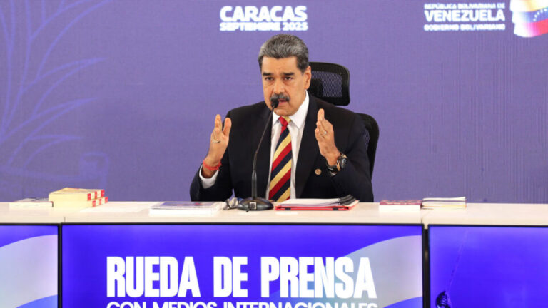 Maduro diz que Venezuela está pronta para pegar em armas contra ataque dos EUA maduro-diz-que-venezuela-esta-pronta-para-pegar-em-armas-contra-ataque-dos-eua