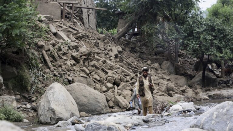 terremoto-de-magnitude-6,0-devasta-o-afeganistao-e-deixa-mais-de-800-mortos