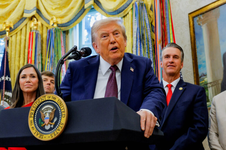 trump-contradiz-assessores-e-diz-que-video-de-lixo-jogado-da-janela-da-casa-branca-e-feito-de-ia
