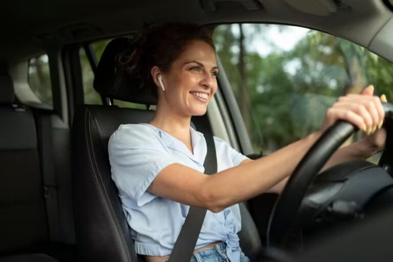 e-permitido-dirigir-com-fone-de-ouvido?-descubra-o-que-diz-a-lei