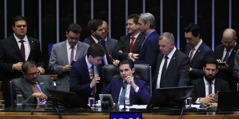 deputados-aprovam-pec-da-blindagem