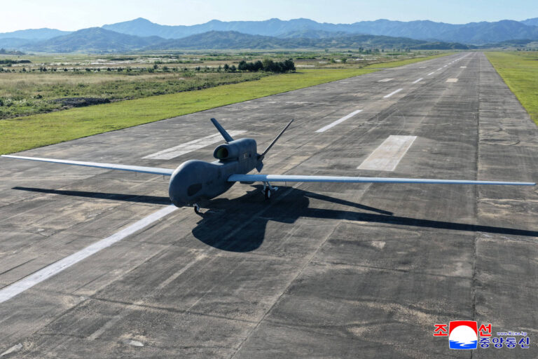 Kim Jong-un supervisiona testes e eleva drones a principal ativo militar da Coreia do Norte kim-jong-un-supervisiona-testes-e-eleva-drones-a-principal-ativo-militar-da-coreia-do-norte