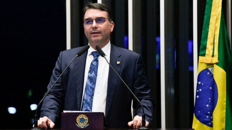 flavio-bolsonaro-faz-apelo-por-zambelli-em-ato-da-direita-italiana