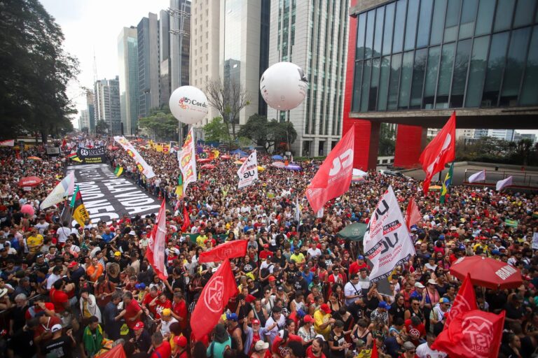 na-paulista,-milhares-protestam-contra-a-pec-da-blindagem:-evento-historico