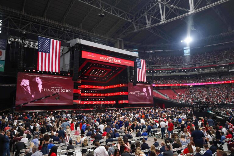 Trump consagra Charlie Kirk como mártir em funeral cheio de ataques à esquerda trump-consagra-charlie-kirk-como-martir-em-funeral-cheio-de-ataques-a-esquerda