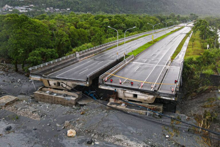 Supertufão deixa 14 mortos em Taiwan e inundações e feridos em Hong Kong supertufao-deixa-14-mortos-em-taiwan-e-inundacoes-e-feridos-em-hong-kong