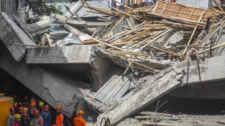 desabamento-de-escola-na-indonesia-deixa-dezenas-de-estudantes-soterrados