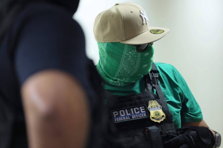 jornalista-e-empurrado-por-agente-federal-mascarado-e-fica-ferido-em-tribunal-de-ny;-veja-video