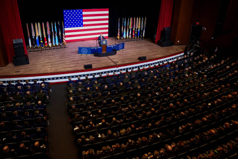 com-discurso-a-militares,-trump-aprofunda-culto-a-personalidade-e-politizacao-das-forcas
