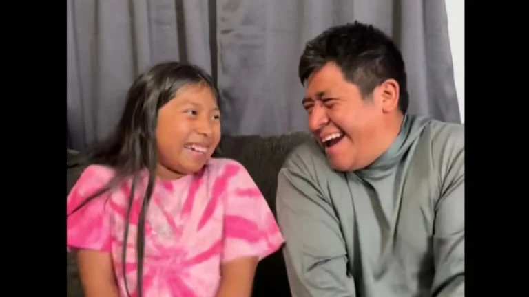 filha-encanta-ao-ensinar-o-pai-a-falar-ingles:-“por-isto-pago-internet”