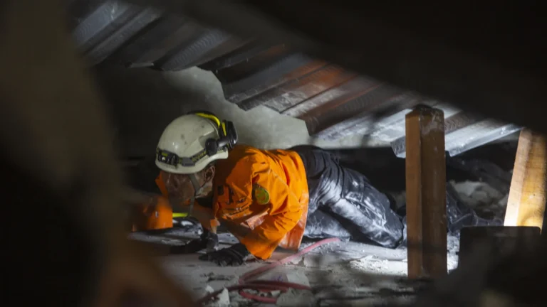 pelo-menos-91-soterrados-dois-dias-apos-escola-desabar-na-indonesia