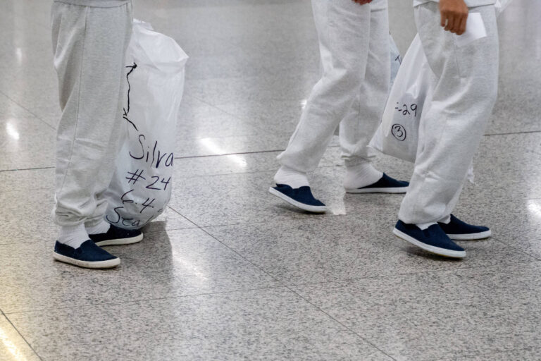 Número de brasileiros deportados no governo Trump já é o maior desde pelo menos 2020 numero-de-brasileiros-deportados-no-governo-trump-ja-e-o-maior-desde-pelo-menos-2020