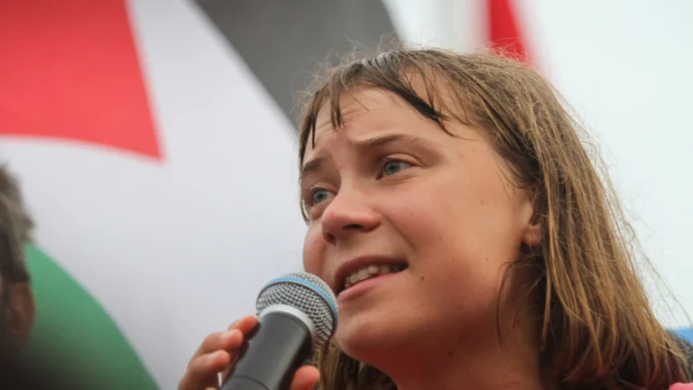 greta-thunberg-e-obrigada-a-beijar-bandeira-de-israel-na-prisao