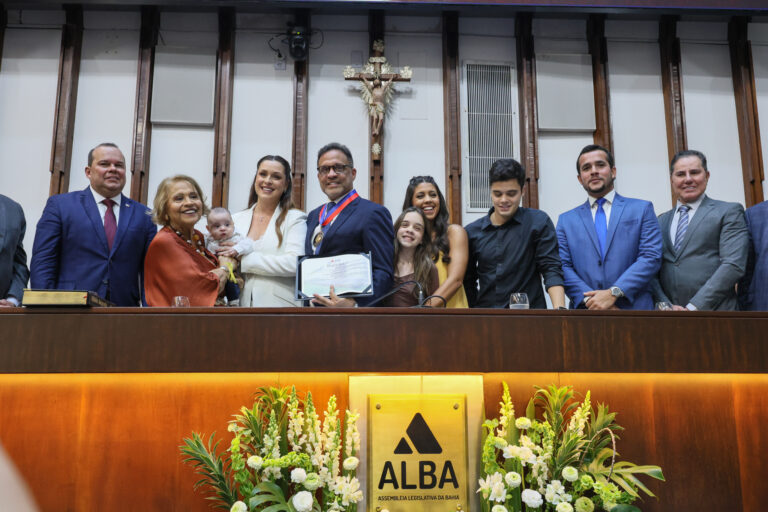 tjba-marca-presenca-na-outorga-da-comenda-2-de-julho-ao-comunicador-jose-eduardo