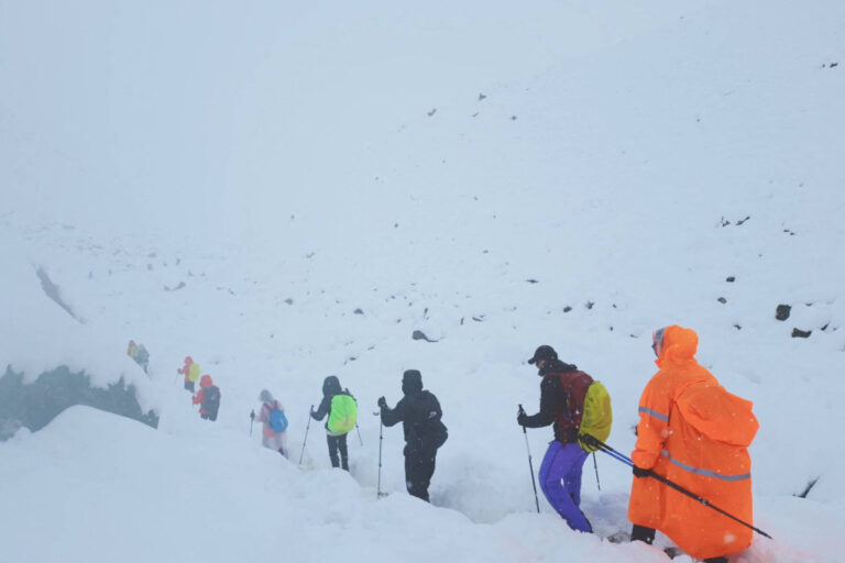 tempestade-de-neve-no-tibete-deixa-quase-mil-alpinistas-presos-no-everest