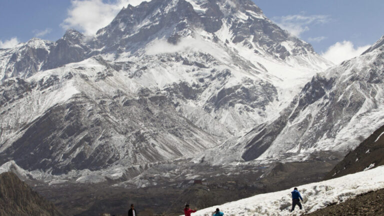 tempestade-de-neve-no-everest-isola-centenas-de-alpinistas-no-tibete