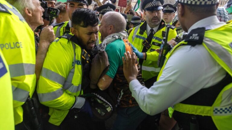 440-pessoas-sao-presas-pela-policia-de-londres-em-protesto-de-grupo-pro-palestina