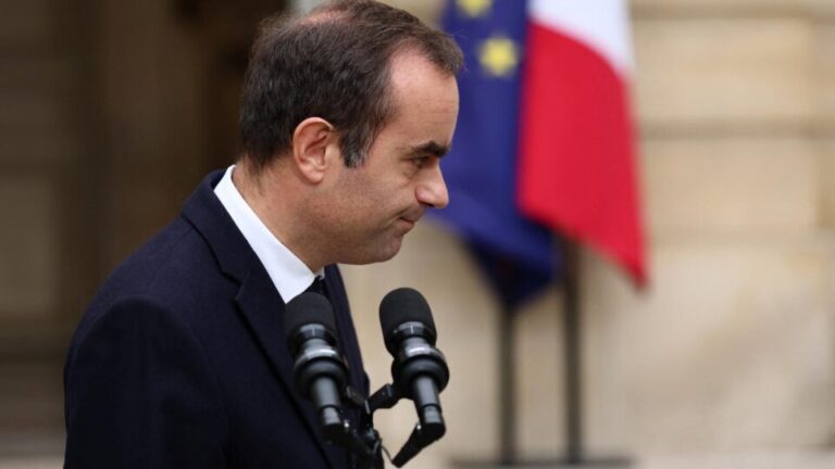 premie-da-franca-escancara-crise-do-governo-macron-ao-renunciar-com-menos-de-um-mes-no-cargo