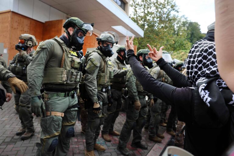 juiza-dos-eua-proibe-uso-da-guarda-nacional-em-portland;-trump-envia-300-soldados-para-chicago