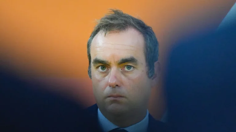 primeiro-ministro-frances-pede-demissao-e-agrava-crise-politica