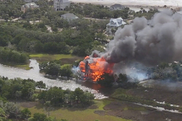policia-investiga-incendio-na-casa-de-juiza-que-bloqueou-acao-de-trump-na-carolina-do-sul